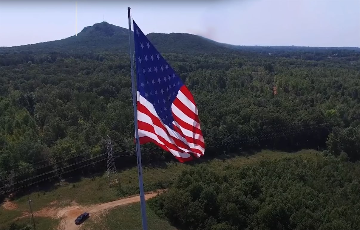 Bandera estadounidense de tamaño récord en Gastonia